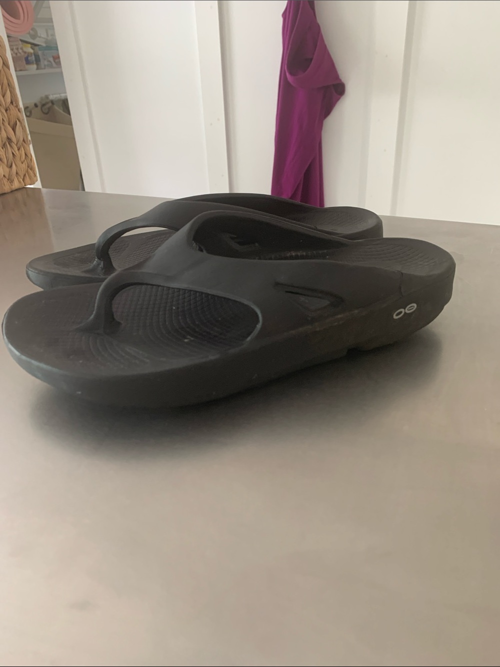 Oofos Flip Flops - Size 42 - Mens 8.5 or Women’s 10 - GUC